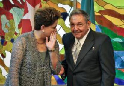 El presidente de Cuba, Raúl Castro (d), conversa con homóloga brasileña, Dilma Rousseff. EFE/Archivo