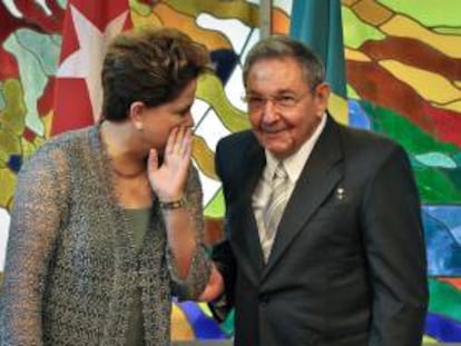 El presidente de Cuba, Raúl Castro (d), conversa con homóloga brasileña, Dilma Rousseff. EFE/Archivo