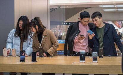 Varios clientes en una tienda de Apple en Shenzhen, China.
