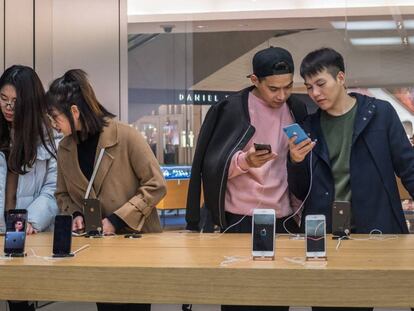 Varios clientes en una tienda de Apple en Shenzhen, China.