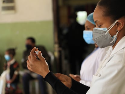 Bayise Bekele, de 27 años, una de las enfermeras que participa en la campaña de vacunación contra el sarampión para combatir el último brote en Etiopía.