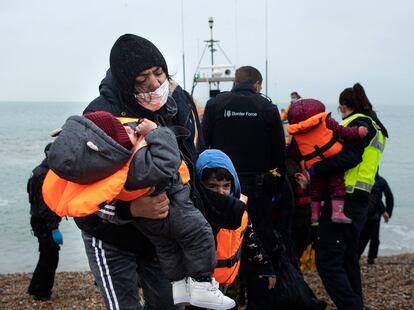 Un grupo de inmigrantes llega a Dungeness, en el sur del Reino Unido, el 24 de noviembre de 2021.