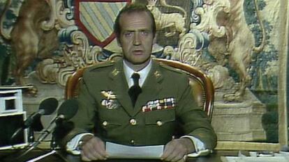 <p>A pesar de que muchos consideran que presenciaron la entrada del militar golpista Antonio Tejero en el hemiciclo en riguroso directo, lo cierto es la televisión sólo emitió esas imágenes una vez que el Congreso fue liberado. La primera noticia televisiva sobre lo que estaba sucediendo en aquel momento trascendental llegó a través del informativo conducido por Joaquín Arozamena, presentador del programa informativo que el segundo canal emitía a las ocho de la tarde y que ese día se programó simultáneamente en las dos cadenas <a href="http://www.periodistadigital.com/periodismo/tv/2013/01/30/arozamena-verdad-historia-oficial-de-tve-el-23-f-viene-decir-bajamos-pantalones-dijimos-nada-cuando-contamos-informativo.shtml" target="_blank">como él mismo recuerda</a>. Las icónicas imágenes que han llegado hasta nosotros fueron grabadas por el operador de TVE Pedro Francisco Martín para ser emitidas a posteriori como parte de la información sobre la investidura del presidente Calvo Sotelo, pero lo que sucedió aquella tarde les dio un valor incalculable e hizo que se multiplicaran en las pantallas del mundo durante décadas. Horas después, ya durante la madrugada del día 24, TVE emitía el mensaje el rey Juan Carlos con el que se daba por finalizado el conato de golpe de estado. Que en 1981 todavía no se midiesen las audiencias televisivas impide conocer el verdadero alcance de aquella información, aunque es fácil aventurar que, excepto los más pequeños, aquellos para los que aquel suceso sólo significó un día sin colegio, absolutamente todos los españoles estaban sentados expectantes frente al televisor. Para volver a ver el discurso del rey Juan Carlos, <a href="http://www.rtve.es/alacarta/videos/fue-noticia-en-el-archivo-de-rtve/archivo-mensaje-del-rey-juan-carlos-tras-intentona-golpista-del-23/393739/" target="_blank">haz clic aquí</a>. </p>