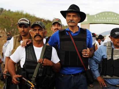 José Manuel Mireles (centro), líder das milícias de autodefesa de Michoacán, na semana passada na localidade de Churumuco.
