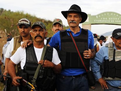 Jos&eacute; Manuel Mireles (centro), l&iacute;der de las milicias de autodefensa de Michoac&aacute;n, en Churumuco la semana pasada. 