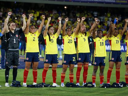 Jugadoras de Colombia levantan los puños en señal de protesta en un partido ante Paraguay de la Copa América Femenina, en Cali (Colombia), el 8 de julio.