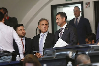 Miguel Ángel Yunes Linares y su hijo Miguel Ángel Yunes Márquez durante la sesión del Senado, en Ciudad de México. el 10 de septiembre 2024.