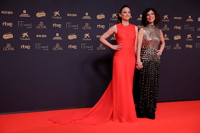 Las presentadoras de la gala, Maribel Verdú y Leonor Watling a su llegada a la alfombra roja este sábado en Granada.