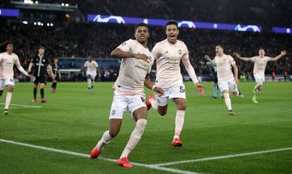 Rashford comemora o gol nos acréscimos contra o PSG.