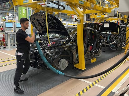 Un empleado en la línea de producción de la fábrica de Mercedes-Benz en Rastatt (Alemania), el pasado 4 de junio.
