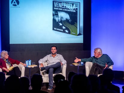 De izquierda a derecha, Soledad Gallego-Díaz, el periodista José Natanson y el expresidente Felipe González en la presentación del libro 'Venezuela: Ensayo sobre la descomposición'.