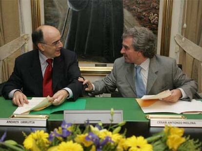 Andrés Urrutia (a la izquierda) y César Antonio Molina, ayer, en el acto de  firma del convenio entre el Instituto Cervantes y Euskaltzaindia.