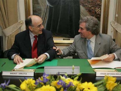 Andrés Urrutia (a la izquierda) y César Antonio Molina, ayer, en el acto de  firma del convenio entre el Instituto Cervantes y Euskaltzaindia.