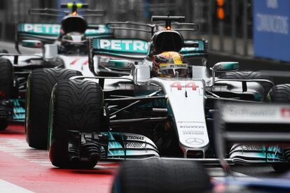 Lewis Hamilton, en primer término, se prepara para salir a pista.