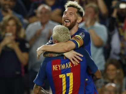 Messi comemora com Neymar.