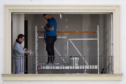 Obreros en una casa en Sevilla