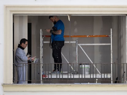 Obreros en una casa en Sevilla