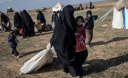 Civiles que han huido de Baghuz, feudo del ISIS, el sábado en un campamento del este de Siria. 