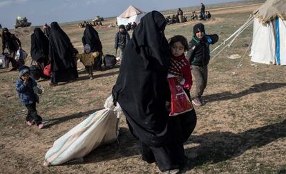 Civiles que han huido de Baghuz, feudo del ISIS, el sábado en un campamento del este de Siria.