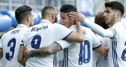 Los jugadores blancos celebran el segundo gol de su equipo.