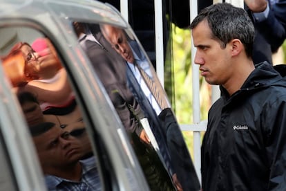 Juan Guaidó abandona el domicilio de Roberto Marrero, jefe de Gabinete del líder opositor Juan Guaidó, detenido por agentes del servicio de inteligencia venezolano, en Caracas.