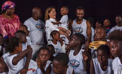 Carolina de Mónaco, junto a niños de Kinshasa a los que ayuda la fundación que dirige, AMADE.