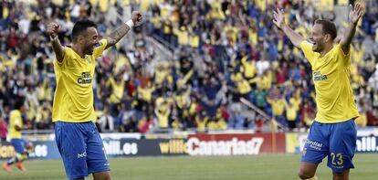 Momo y Castellano celebran el gol de la victorias de Las Palmas.