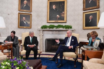 Durante el encuentro, los dos mandatarios han abordado temas de seguridad y cooperación económica. Esta visita es la segunda de López Obrador a la Casa Blanca desde que Biden asumió el cargo en 2020.