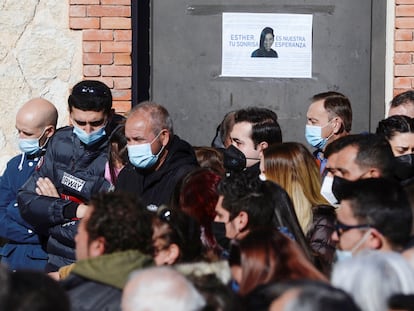 Los vecinos de la localidad vallisoletana de Traspinedo este domingo durante el minuto de silencio en recuerdo de Esther López.