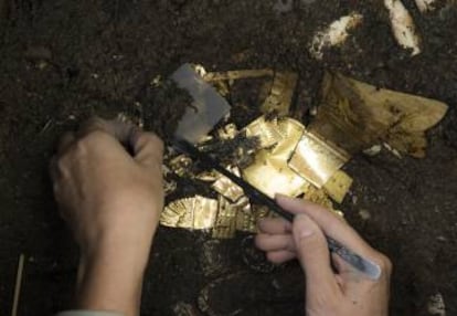 El chimali, entre otras piezas de oro, bajo la tierra húmeda