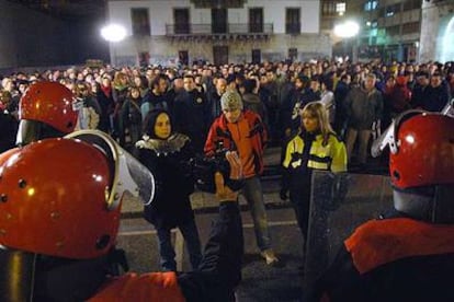 Uno de los asesinos del ex edil de UCD Ramón Baglietto, Kandido Azpiazu, en el centro, antes de la manifestación.