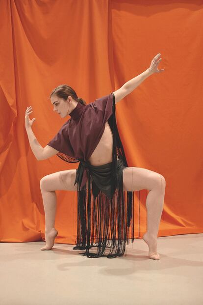 Elisabet Biosca luce vestido de pañuelos con flecos de Palomo Spain. Detrás, raso Nura naranja de Manuel Canovas de venta en Gastón y Daniela.