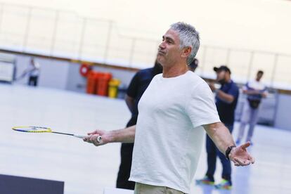 Mick Doohan juega a badminton en Kuala Lumpur.