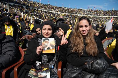 Sara Badawi (izq), Hasan Nasralá, durante el homenaje al líder de Hezbolá, este domingo en Beirut.