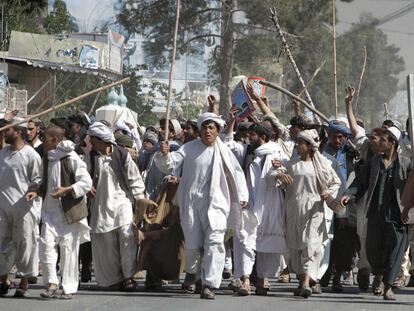 Manifestantes afganos protestan en Kandahar contra la quema de un Corán en EE UU.