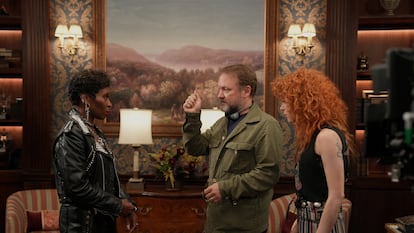 Rian Johnson, creador y director de 'Poker Face', con las actrices Cynthia Erivo y Natasha Lyonne durante el rodaje del primer episodio de la segunda temporada.