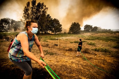 Vecinos de Cualedro intentan ayudar a la extinción del fuego.