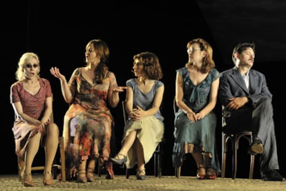 Escena de <i>Delicades,</i> obra escrita y dirigida por Alfredo Sanzol, traducida por Sergi Belbel y estrenada en el Grec por la compañía T de Teatre.