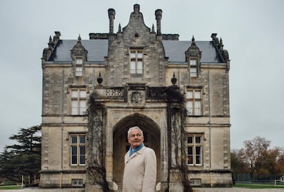 Jaques Bouteiller, miembro de la familia propietaria del vino Chateau Lanessan, junto al palacete que preside la finca de viñedo. Esta bodega estuvo muy unida a los vinos de rioja modernos, en 1860.