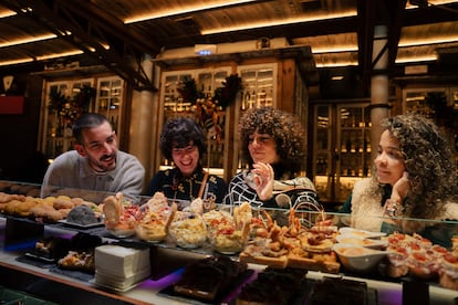 Navarra seduce el paladar con sus reconocidos pinchos (las barras de muchos bares son una tentación), vinos, quesos y verduras con sello propio.