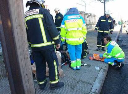 Miembros del Summa y bomberos atienden al hombre herido en San Fernando de Henares.