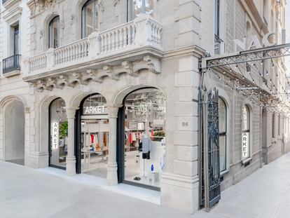 La tienda Arket ocupa dos plantas en un edificio de 1900 del paseo de Gràcia de Barcelona.