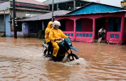 Residentes viajan en motocicleta en una calle inundada tras el paso del huracán 'Julia' en la ciudad de Bluefields, en la costa caribeña de Nicaragua.