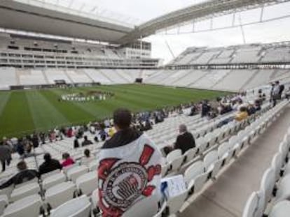 Familiares de los obreros de la constructora Odebrecht, animan a los equipos este jueves 1 de mayo de 2014, durante un partido de fútbol entre los trabajadores de la obra en la Arena Corinthians, para conmemorar del Día Internacional del Trabajo, en Sao Paulo (Brasil).