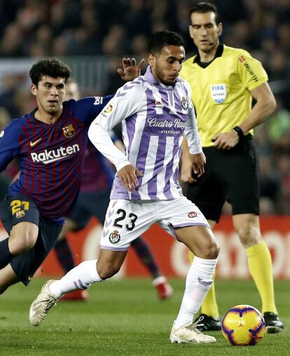 Carles Aleñá, lucha un balón con el centrocampista del Real Valladolid, Anuar Tuhami.