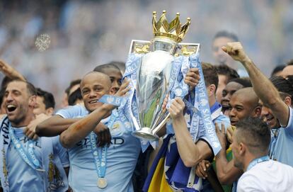 Vincent Kompany con la Copa de campeones