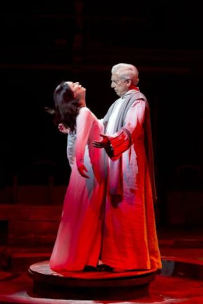 Mario Vargas LLosa y Aitana sanchez Gijon en el escenario.