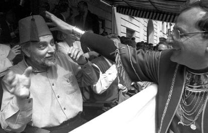 Fiestas de Moros y cristianos'en Alcoi, en la foto el exalcalde de la ciudad, Josep Sanús le coloca el fez a Julio Anguita, en 1994.