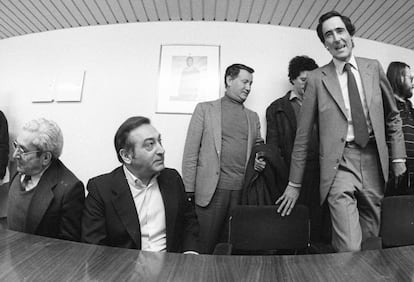 De izquierda a derecha, Marcelino Camacho, secretario general de CC OO; Nicolás Redondo, secretario general de UGT, y Carlos Ferrer Salat, presidente de la CEOE, en la firma del Acuerdo Interconfederal para la negociación colectiva de 1983. 