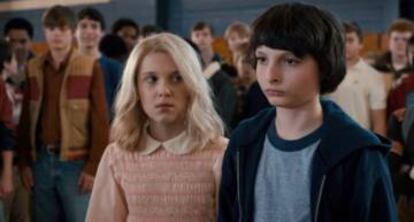 Millie Bobby Brown e Finn Wolfhard em cena da série.